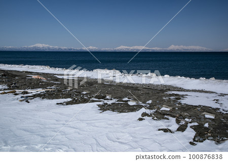 Shiretoko Peninsula floating in the sea 100876838