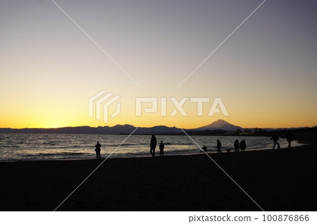 Chigasaki Beach and Mount Fuji on New Year's Day Chigasaki Beach and Mount Fuji on New Year's Day 100876866