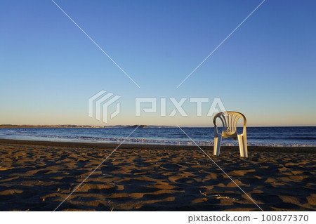 冬天黃昏時站在茅崎海岸的白色椅子 100877370