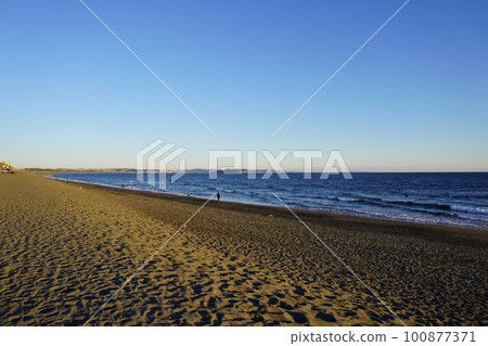 元旦的茅崎海灘和江之島 100877371