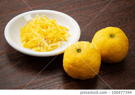 Yuzu and shredded 100877394