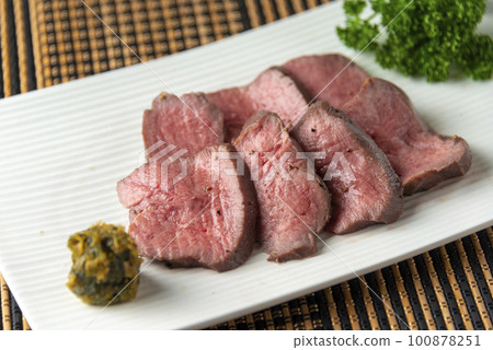 thick-sliced beef tongue roast beef 100878251