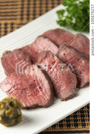 Delicious roast beef Delicious roast beef 100878257