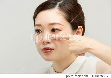 Women cover their lower eyelids. 100878657