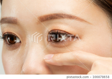 Women cover their lower eyelids. 100878658