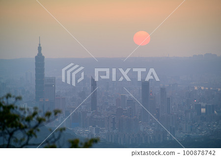 Emotional Taipei Sunset 100878742