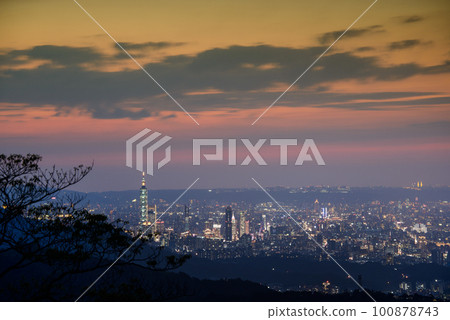 Dynamic Clouds and Urban Scenery 100878743