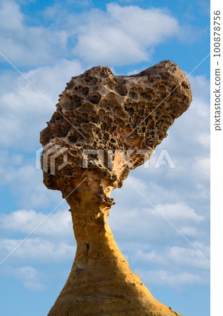 There are many unique geological formations, including the iconic "Queen's Head" 100878756