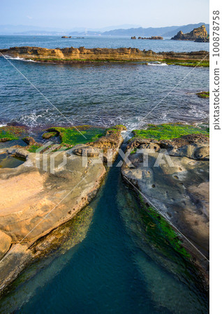 There are many unique geological formations, including the iconic "Queen's Head" 100878758