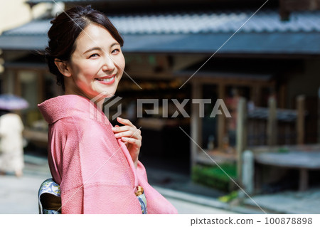 擺在京都街道的美麗的年輕和服婦女 擺在京都街道的美麗的年輕和服婦女 100878898