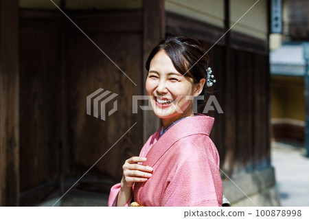 穿著和服在京都街頭享受觀光的女人 穿著和服在京都街頭享受觀光的女人 100878998