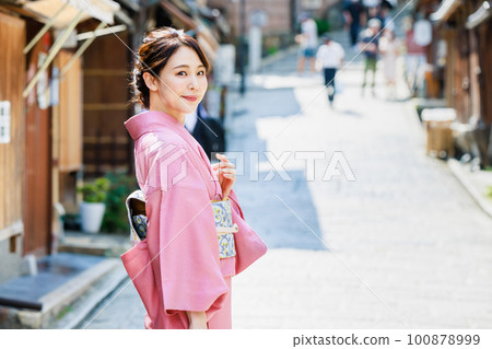 穿著和服在京都街頭觀光的女人 100878999
