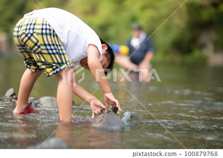 孩子們在休息日在河邊玩耍，夏季休閒形象 100879768