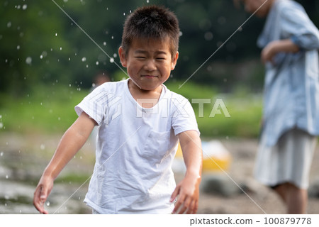 Children playing in the river on their days off, summer leisure image 100879778