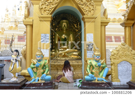 girl praying to buddha statue 100881206
