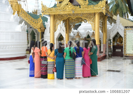 Women taking a commemorative photo inside the temple 100881207