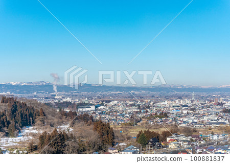 會津若松市冬季雪景的街景 會津若松市冬季雪景的街景 100881837