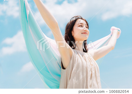 Summer women's skin care image 100882054