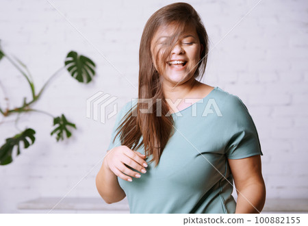 Portrait of the happy plus size model 100882155