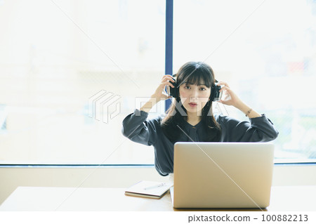 Young woman using a laptop in the office 100882213