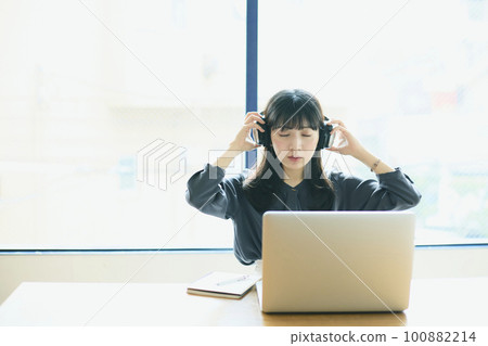 Young woman using a laptop in the office 100882214