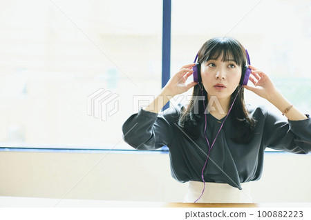 女人在家工作 女人在家工作 100882223