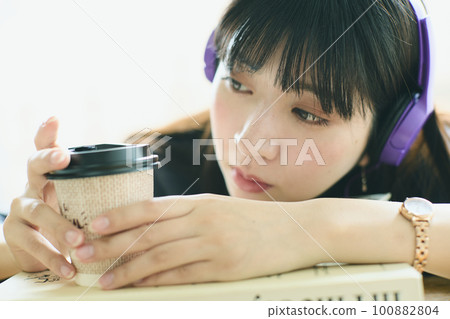 戴著耳機的女人肖像 100882804