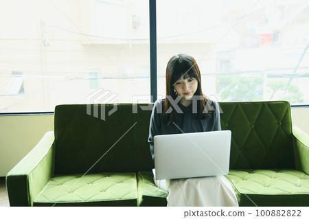 在沙發上放鬆的女人肖像 100882822