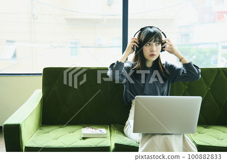 Woman relaxing on the sofa Portrait 100882833
