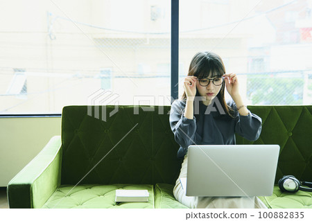 Woman relaxing on the sofa Portrait 100882835