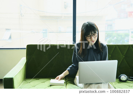 Woman relaxing on the sofa Portrait 100882837