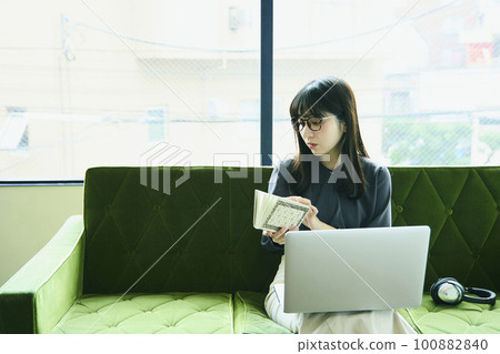 在沙發上放鬆的女人肖像 100882840