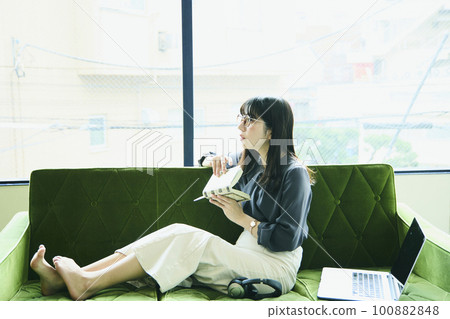 Woman relaxing on the sofa Portrait 100882848