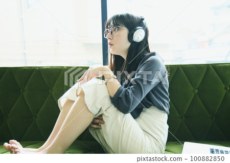 Woman portrait with headphones 100882850
