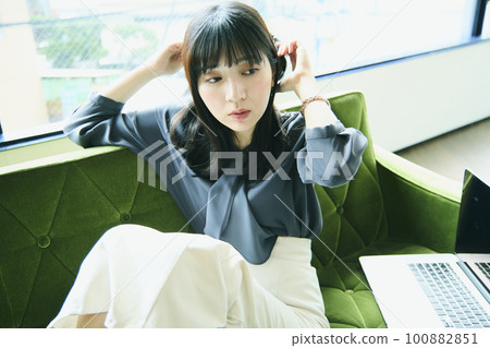 Woman portrait with headphones 100882851
