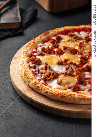 Pizza with cheddar cheese and minced beef 100883212