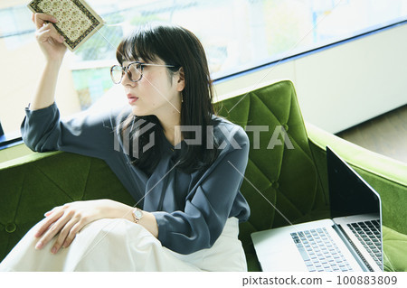 Woman portrait sitting on sofa Woman portrait sitting on sofa 100883809