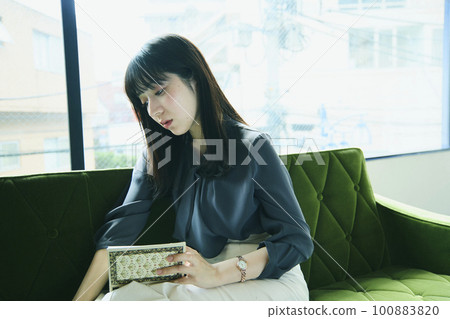 Woman portrait sitting on sofa 100883820