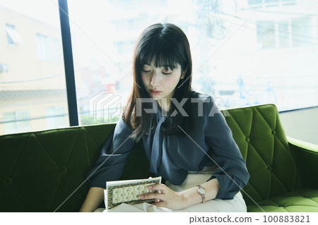 坐在沙發上的女人肖像 100883821