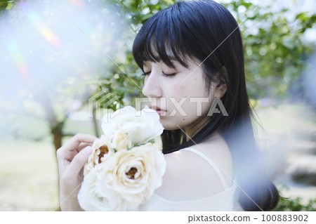 一個女人被植物包圍 一個女人被植物包圍 100883902