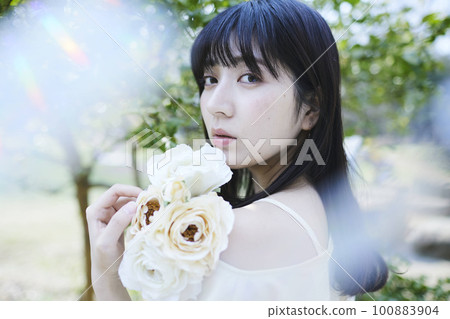 一個女人被植物包圍 100883904