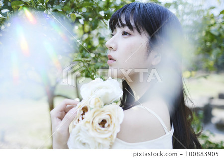 一個女人被植物包圍 一個女人被植物包圍 100883905