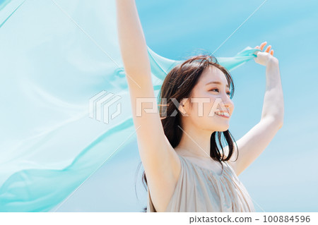 夏季女性護膚形象 100884596