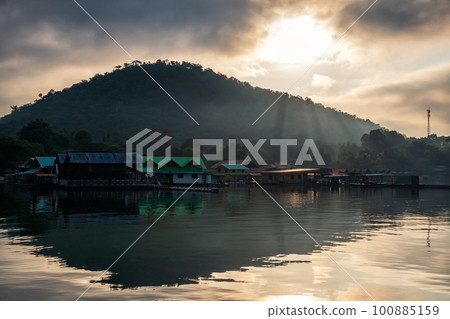 Sunrise at float raft village at Srinakarin Dam, Kanchanaburi 100885159