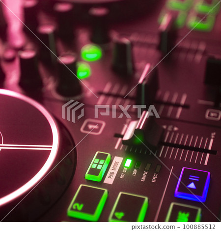DJ mixing desk turntable DJ mixing desk turntable 100885512