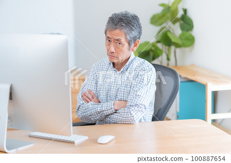 Senior man using a computer Senior man using a computer Senior man using a computer Senior man using a computer 100887654