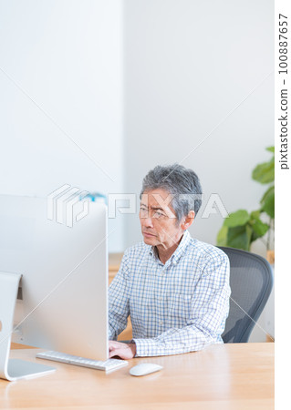 Senior man using a computer Senior man using a computer 100887657