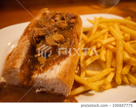 [Japan] Bread with demi-glace sauce on a white plate and a pile of french fries 100887775