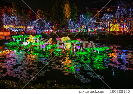 [Kyoto/Uji] The Lantern Festival was held at Manpukuji Temple in Obaku, and it was a beautiful and colorful event. 100888160