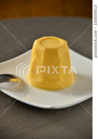 delicious mango pudding 100889015